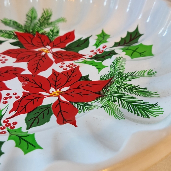 Retro White Round Plastic Red Poinsettia Christmas Cookie Tray - Picture 7 of 8